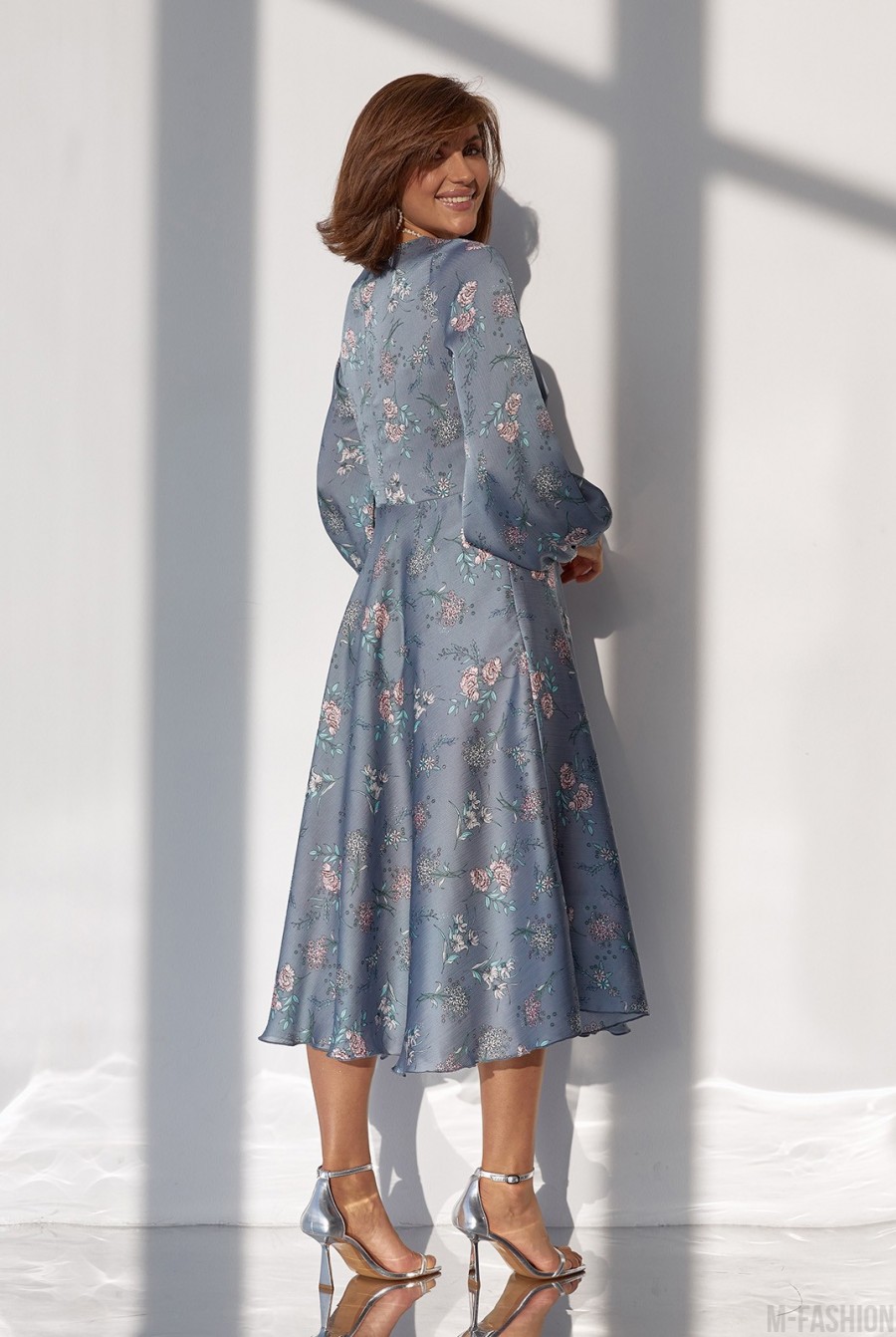 Серое приталенное платье из цветочного шифона - Фото 2