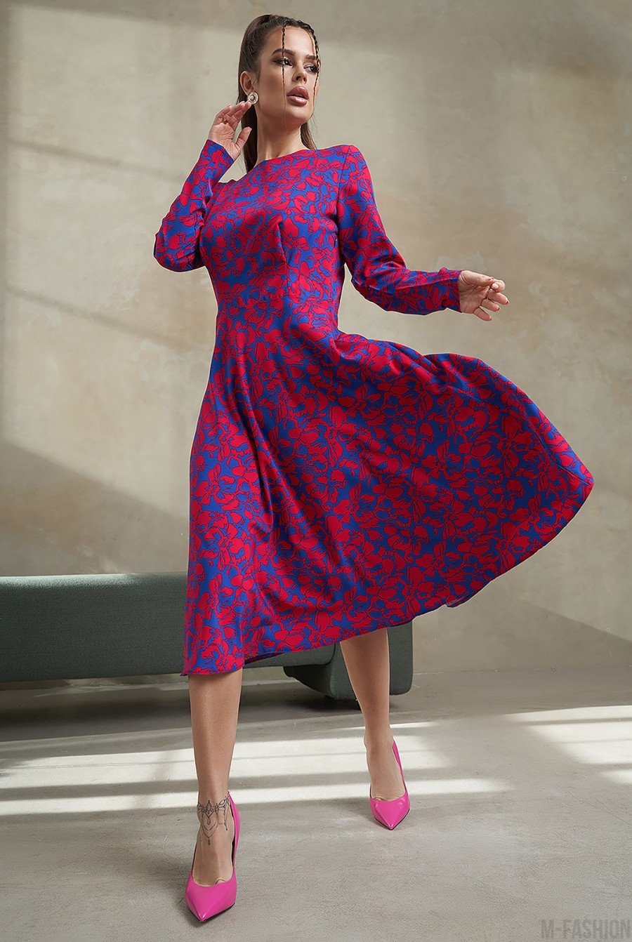 Сине-красное приталенное платье с цветочным принтом  - Фото 1