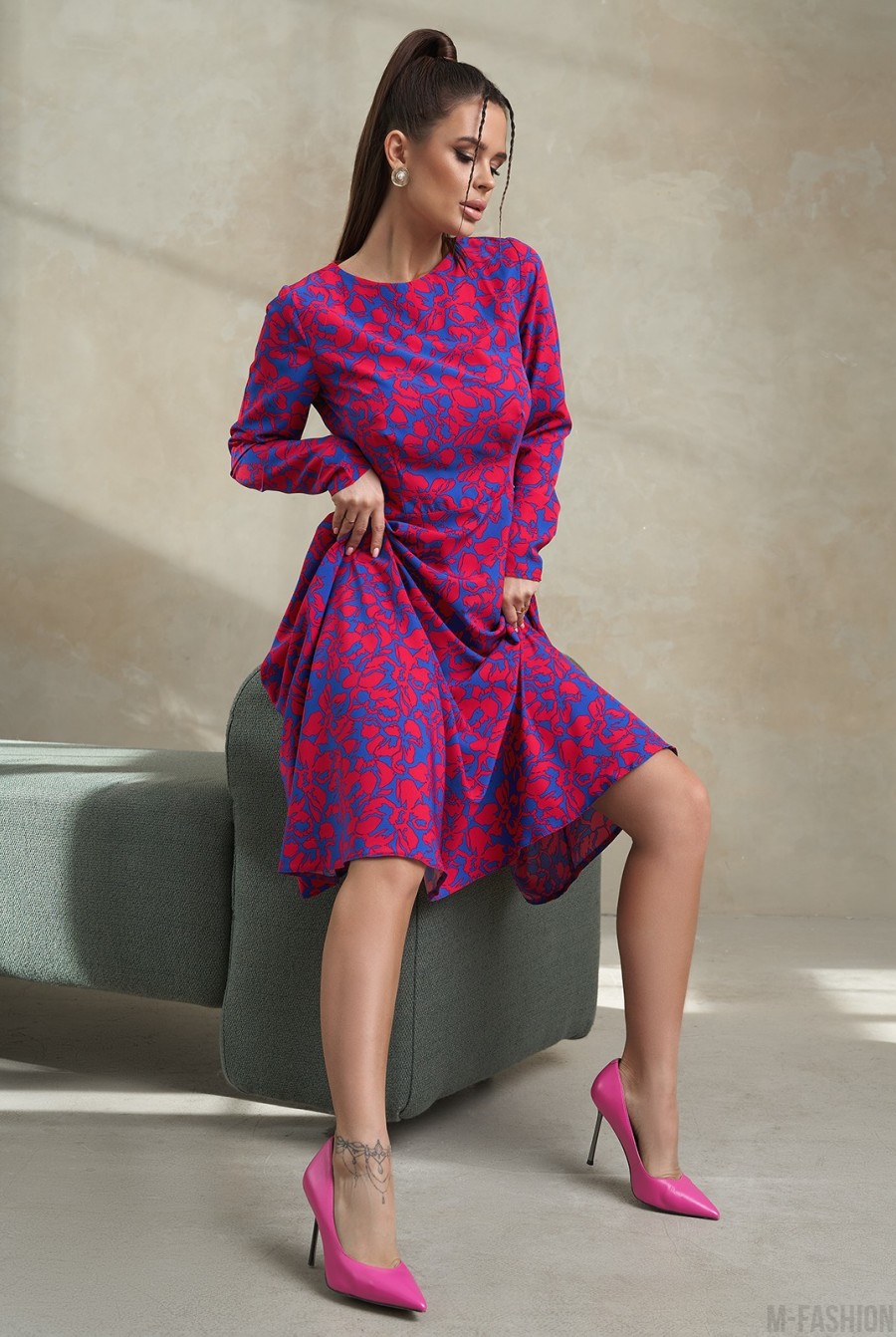 Сине-красное приталенное платье с цветочным принтом - Фото 2
