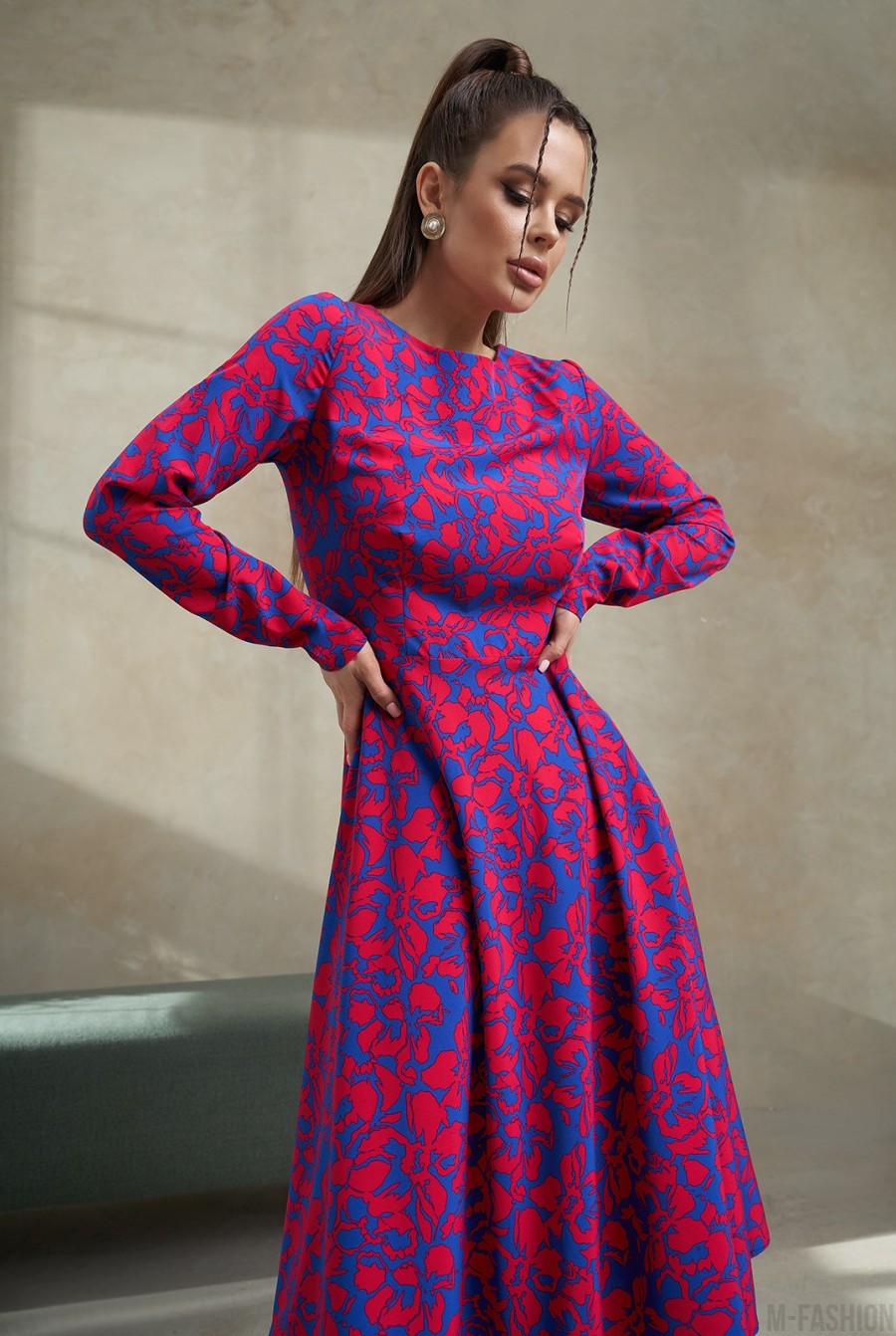 Сине-красное приталенное платье с цветочным принтом - Фото 4