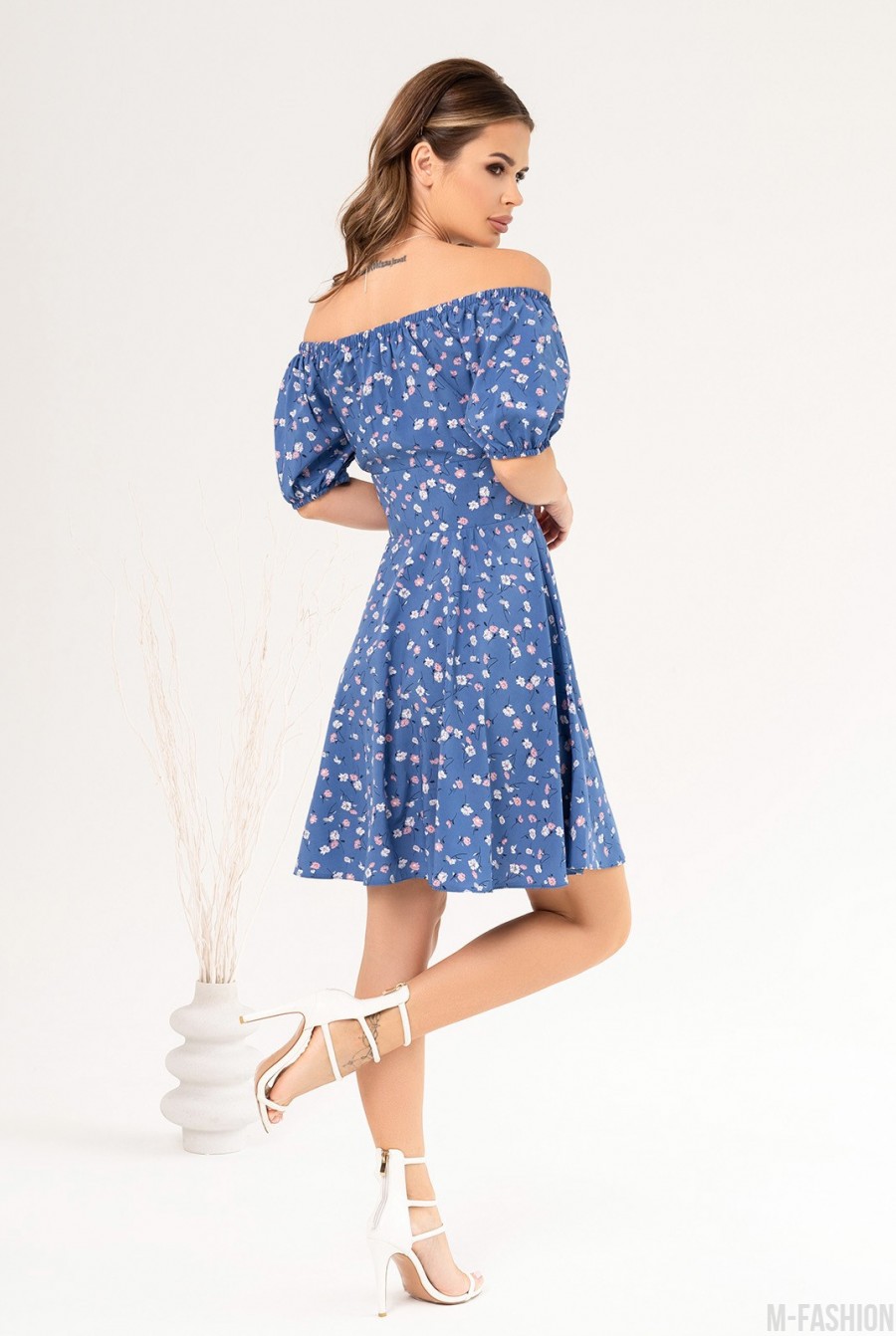 Синее цветочное платье с открытыми плечами - Фото 3