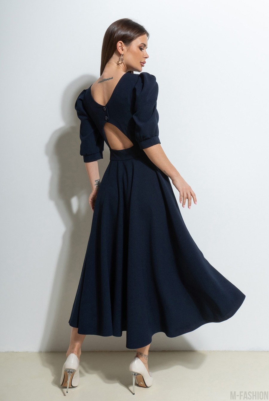 Темно-синее платье с декоративной спинкой  - Фото 1