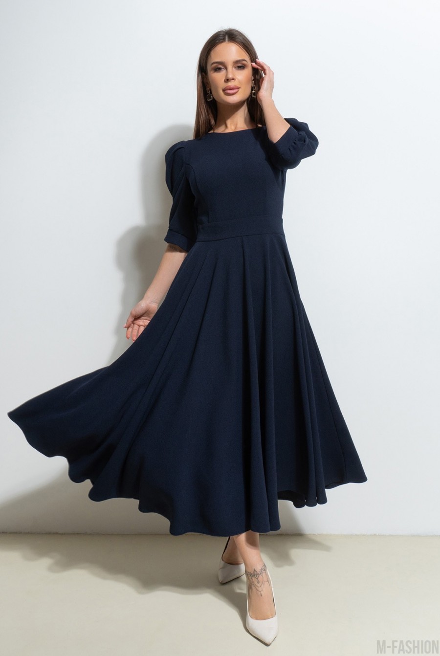 Темно-синее платье с декоративной спинкой - Фото 2