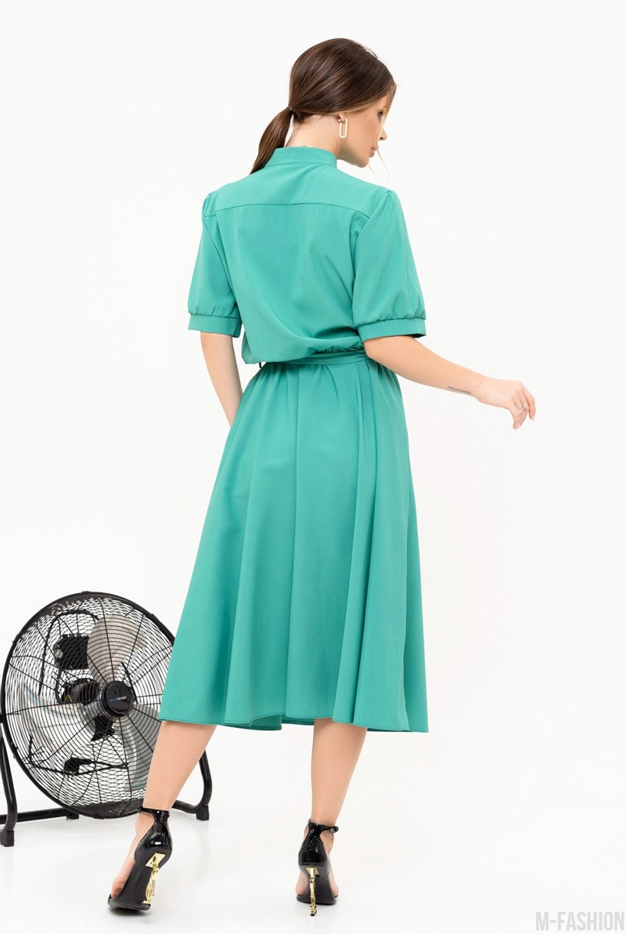 Зеленое платье-рубашка миди длины - Фото 3