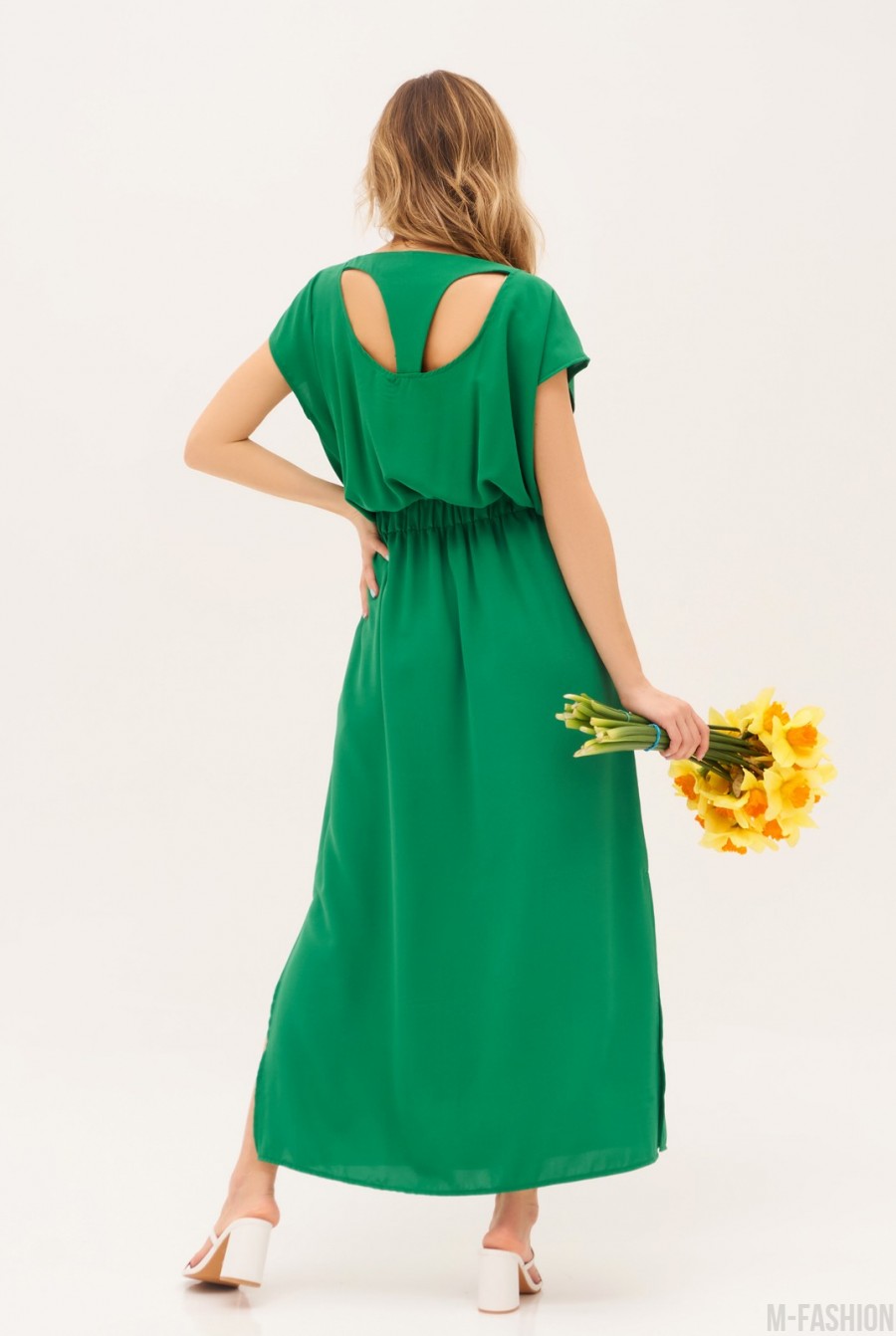 Зеленое платье с фигурным вырезом на спинке - Фото 3