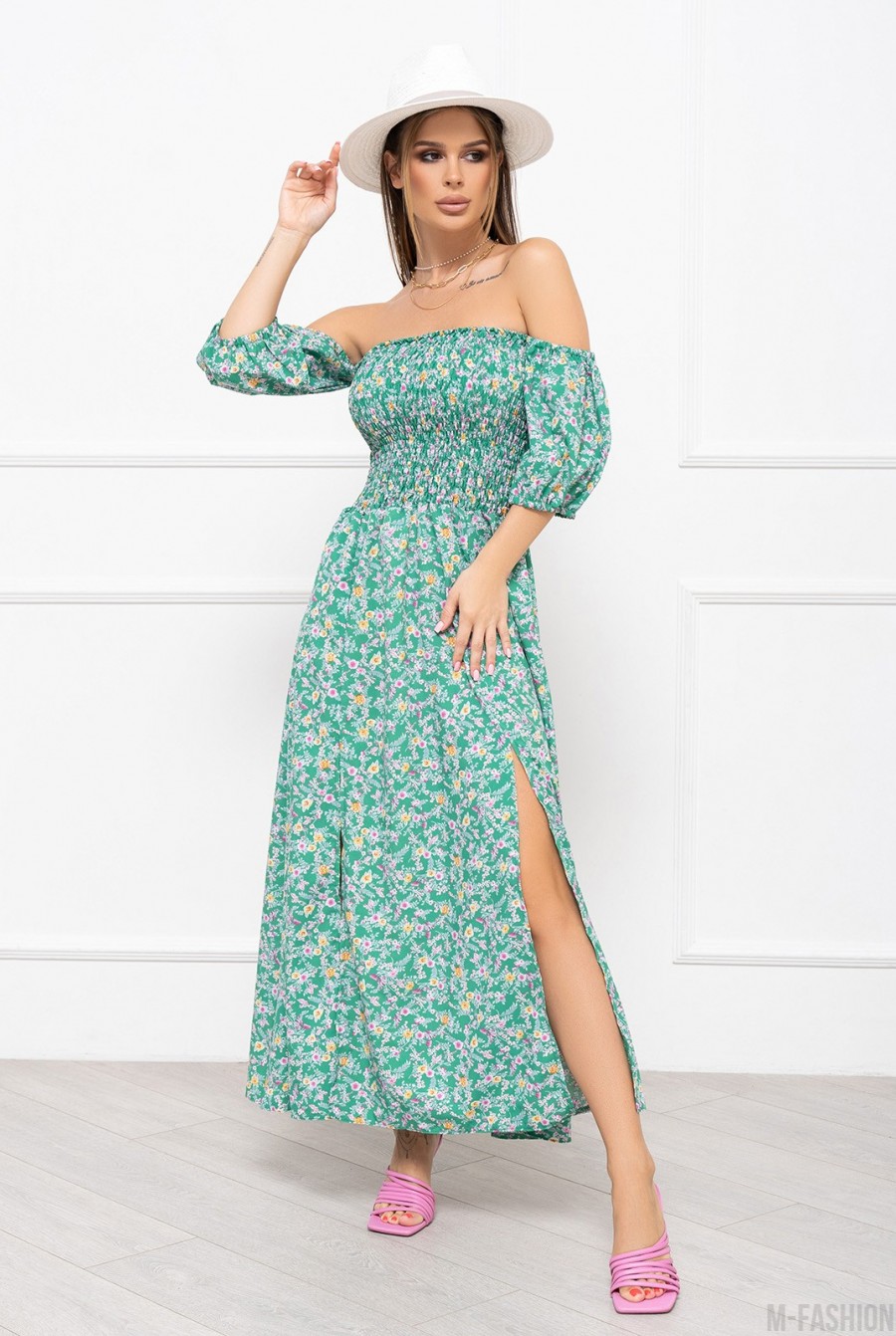 Зеленое цветочное платье с лифом-жаткой  - Фото 1