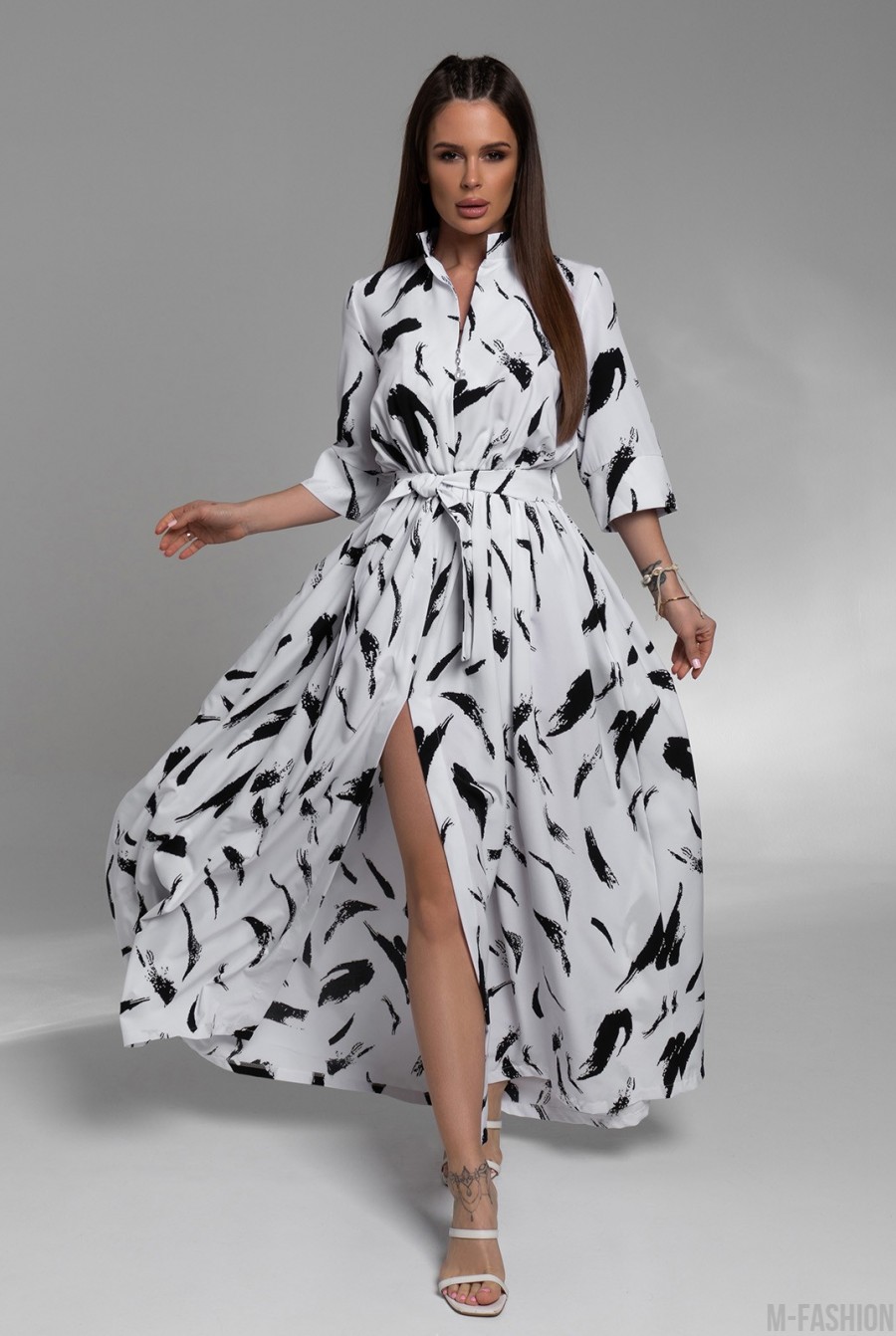 Бело-черное длинное платье с разрезом  - Фото 1