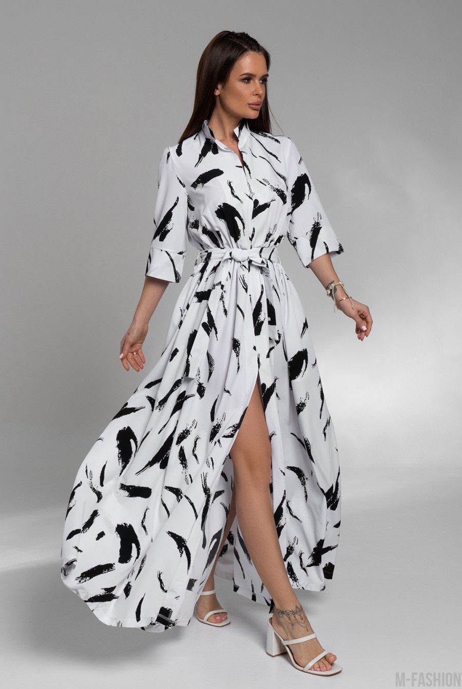 Бело-черное длинное платье с разрезом - Фото 2
