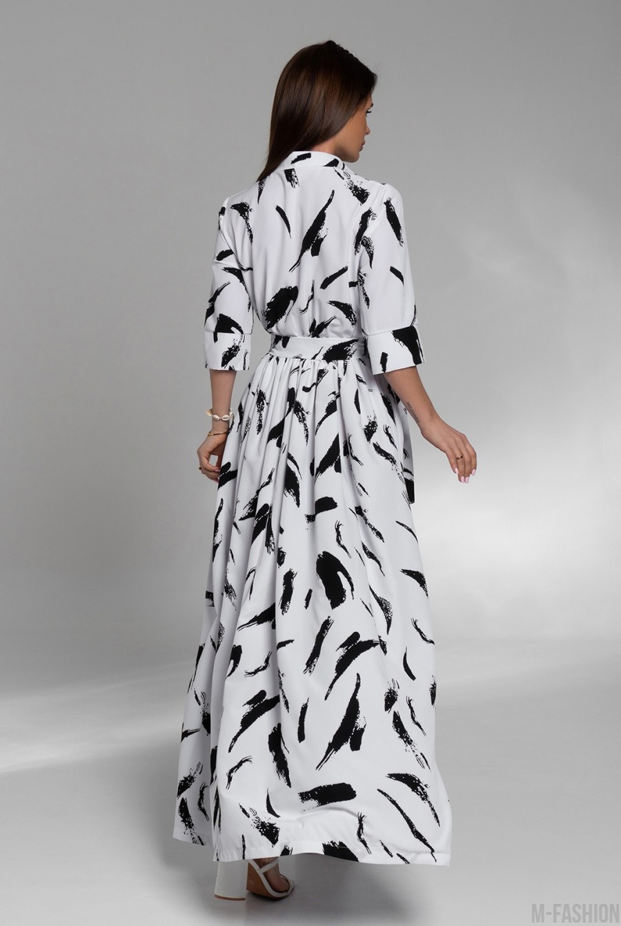 Бело-черное длинное платье с разрезом - Фото 3