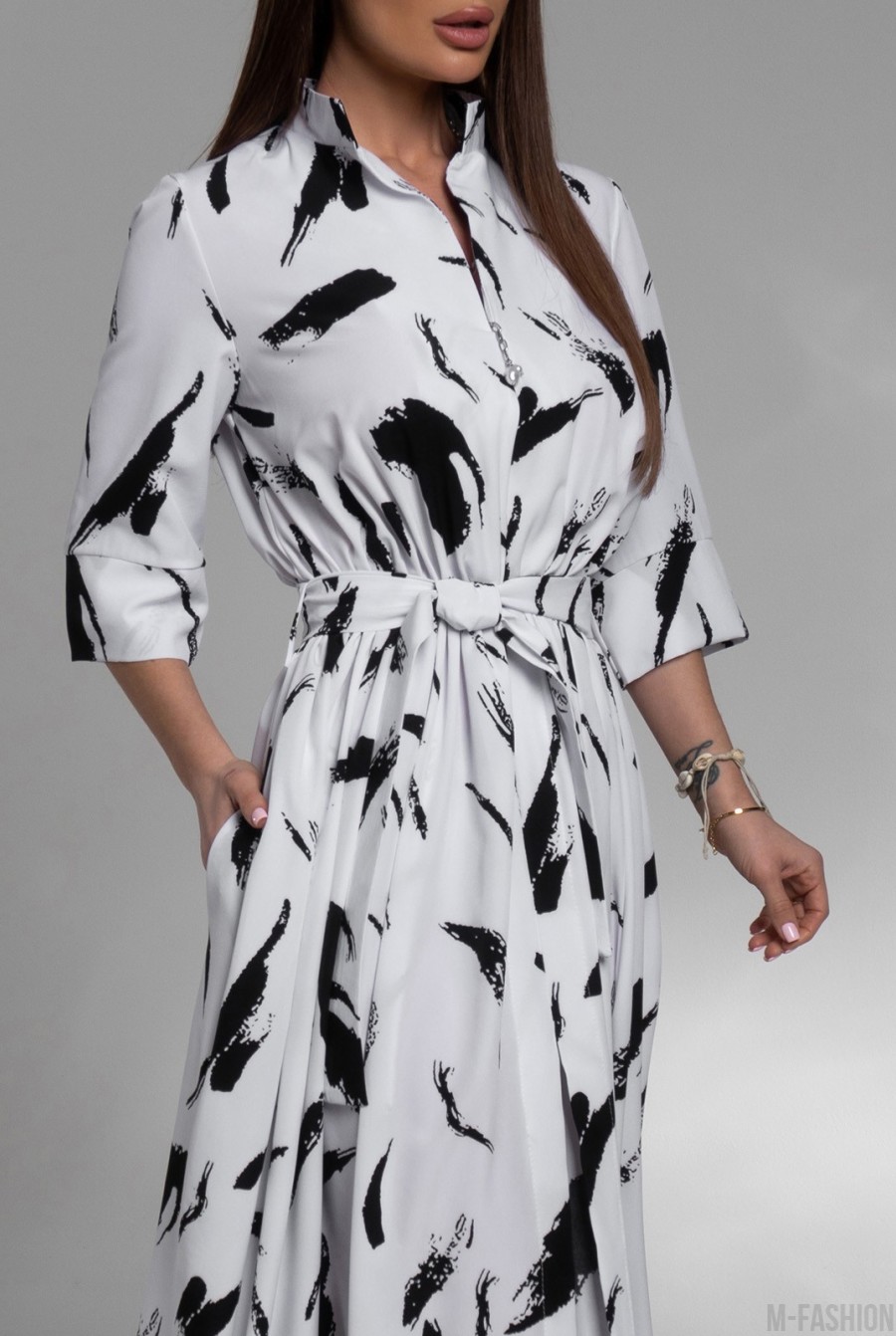 Бело-черное длинное платье с разрезом - Фото 4