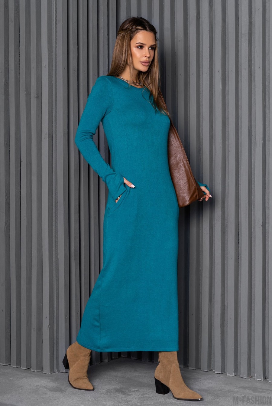 Бирюзовое длинное платье с карманами и разрезом - Фото 2