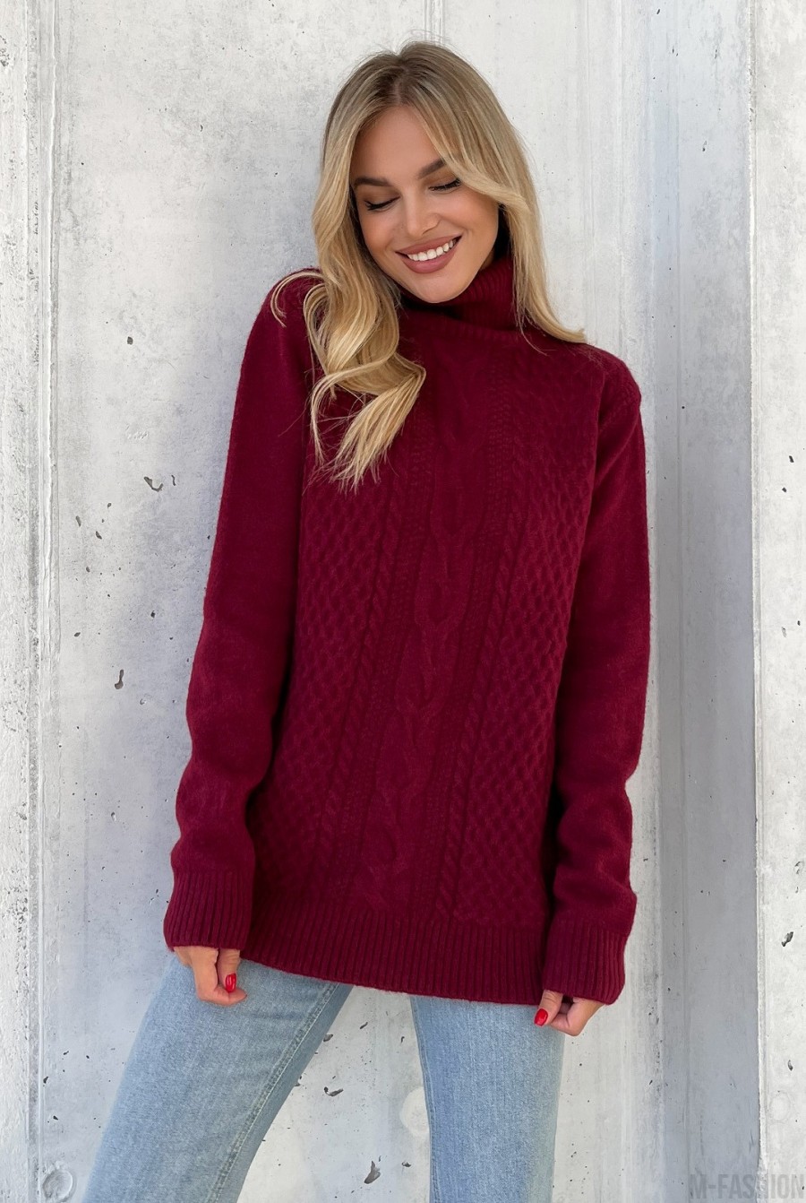 Бордовый свитер объемной вязки с высоким горлом  - Фото 1