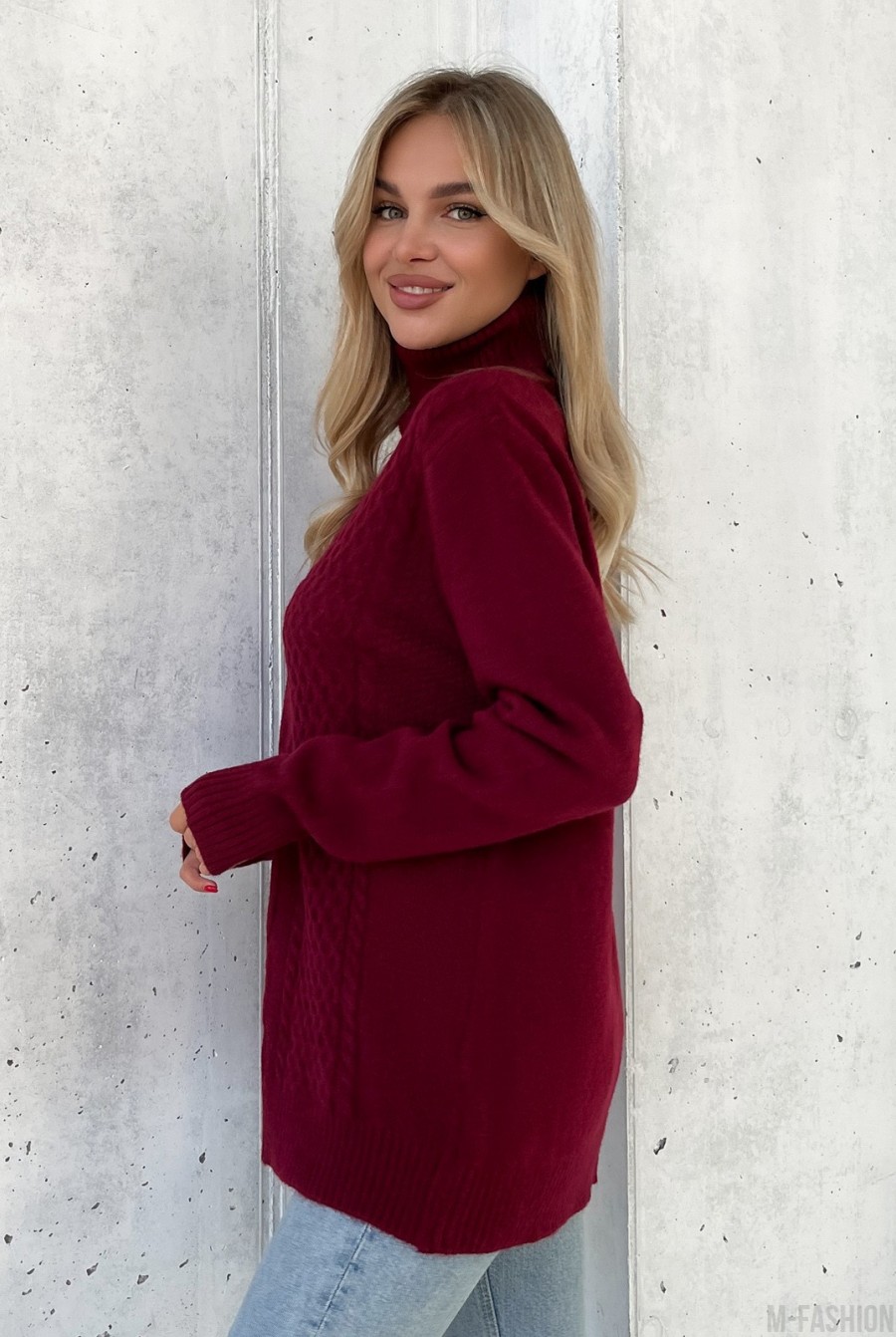 Бордовый свитер объемной вязки с высоким горлом - Фото 2