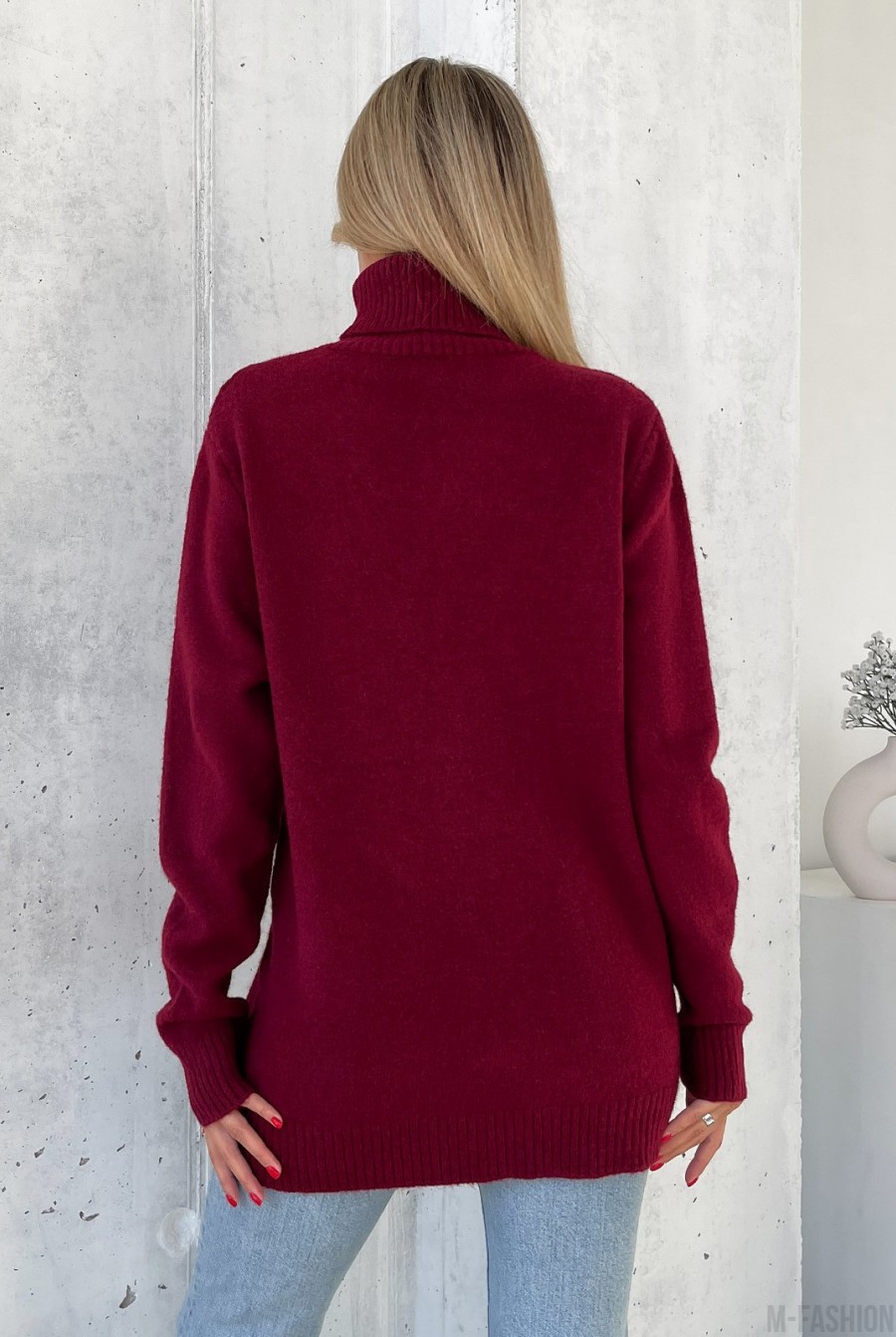Бордовый свитер объемной вязки с высоким горлом - Фото 3