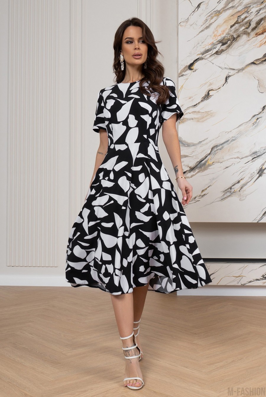 Черно-белое приталенное платье с короткими рукавами  - Фото 1