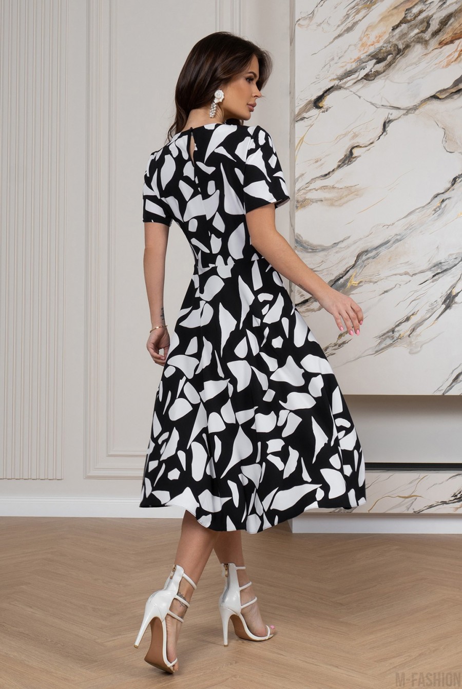 Черно-белое приталенное платье с короткими рукавами - Фото 3