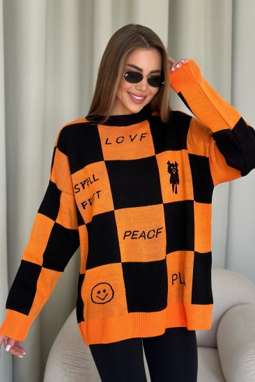 Черно-оранжевый удлиненный свитер в клетку