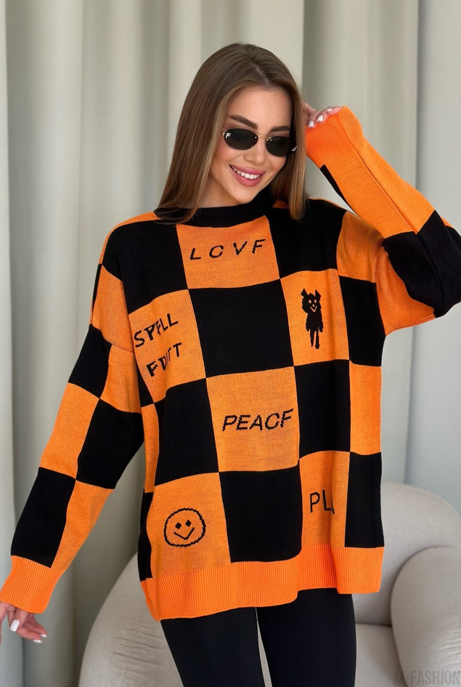 Черно-оранжевый удлиненный свитер в клетку  - Фото 1