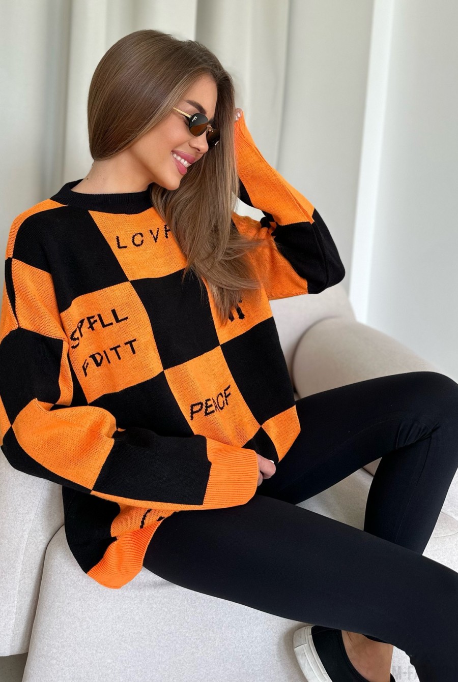 Черно-оранжевый удлиненный свитер в клетку - Фото 2