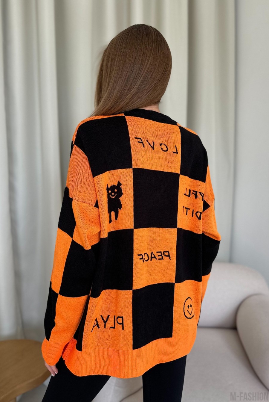 Черно-оранжевый удлиненный свитер в клетку - Фото 3