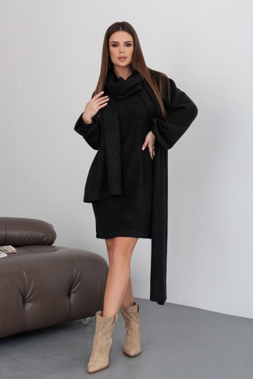 Черное ангоровое платье с длинным поясом-палантином