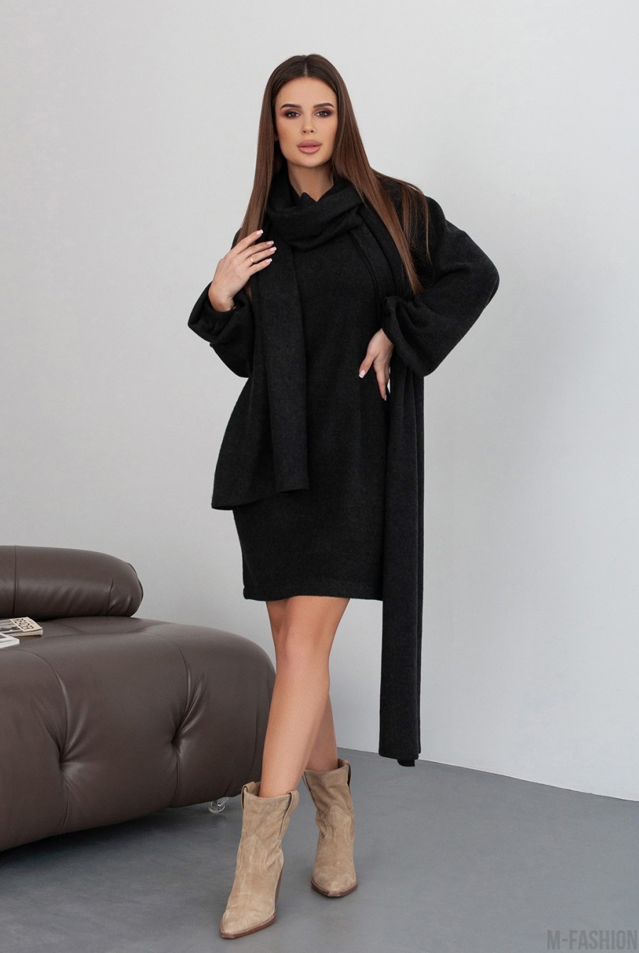 Черное ангоровое платье с длинным поясом-палантином  - Фото 1