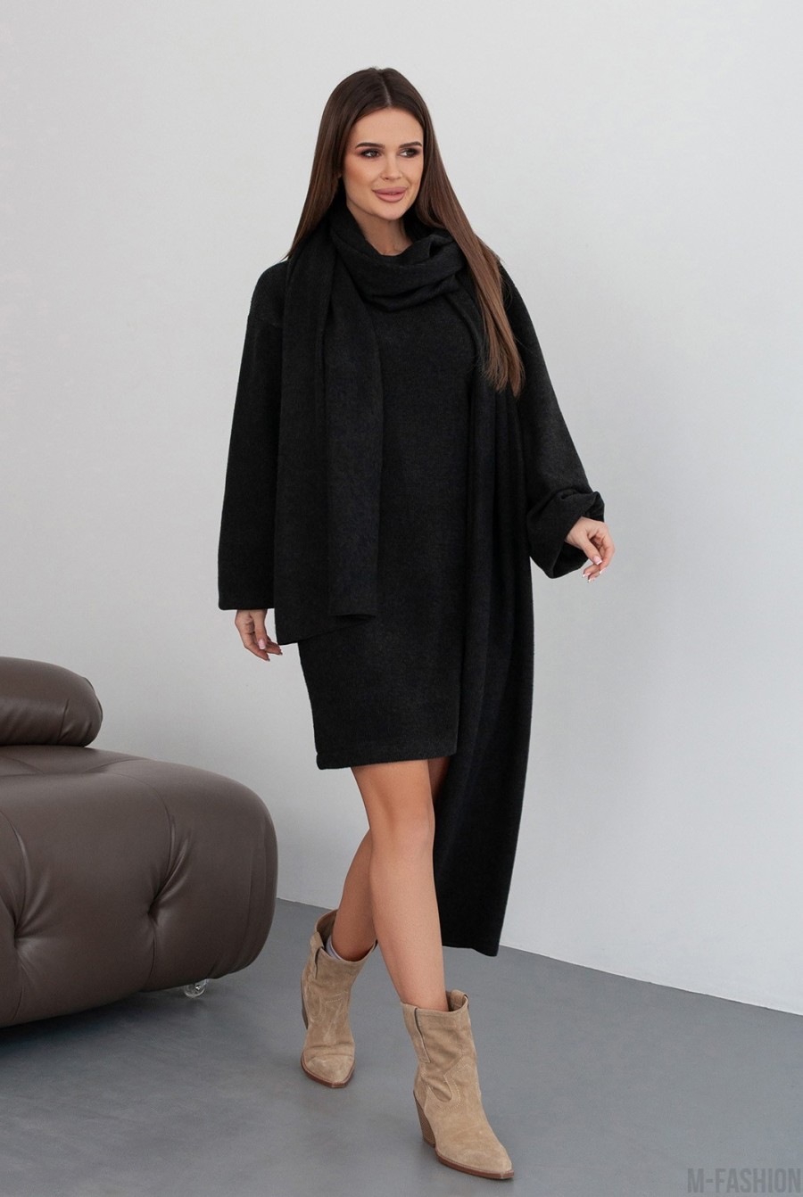 Черное ангоровое платье с длинным поясом-палантином - Фото 2