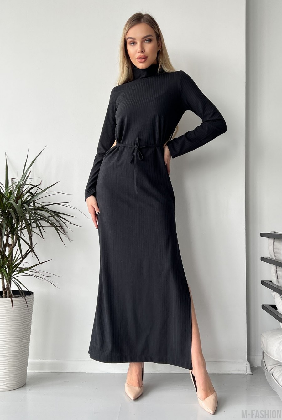 Черное длинное платье с боковыми вырезами  - Фото 1