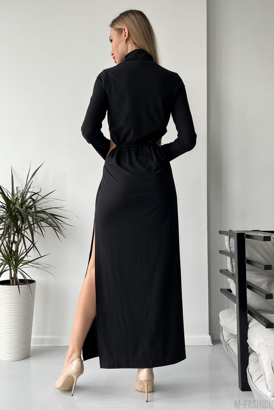 Черное длинное платье с боковыми вырезами - Фото 3