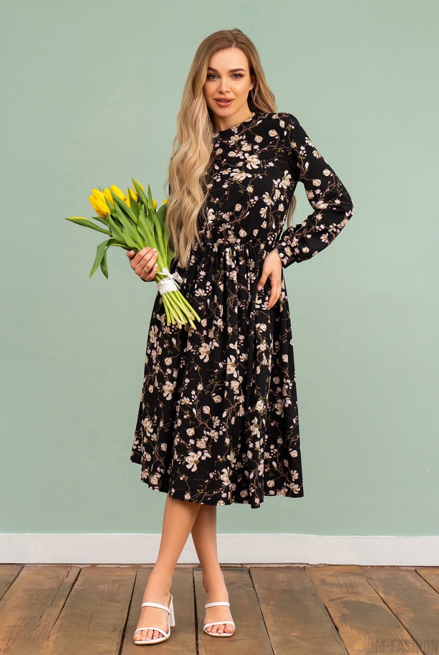 Черное классическое платье с цветочным принтом  - Фото 1