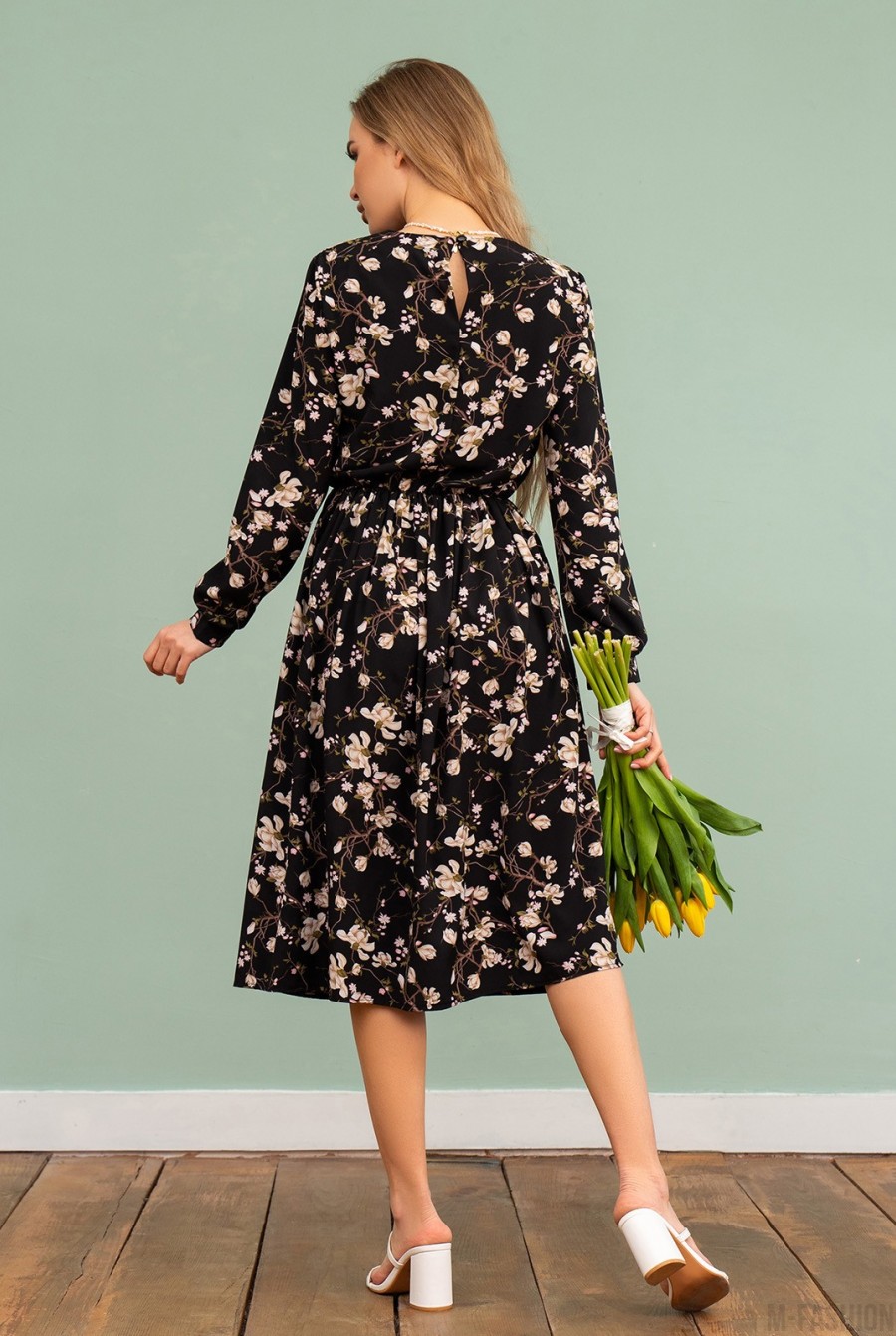 Черное классическое платье с цветочным принтом - Фото 2