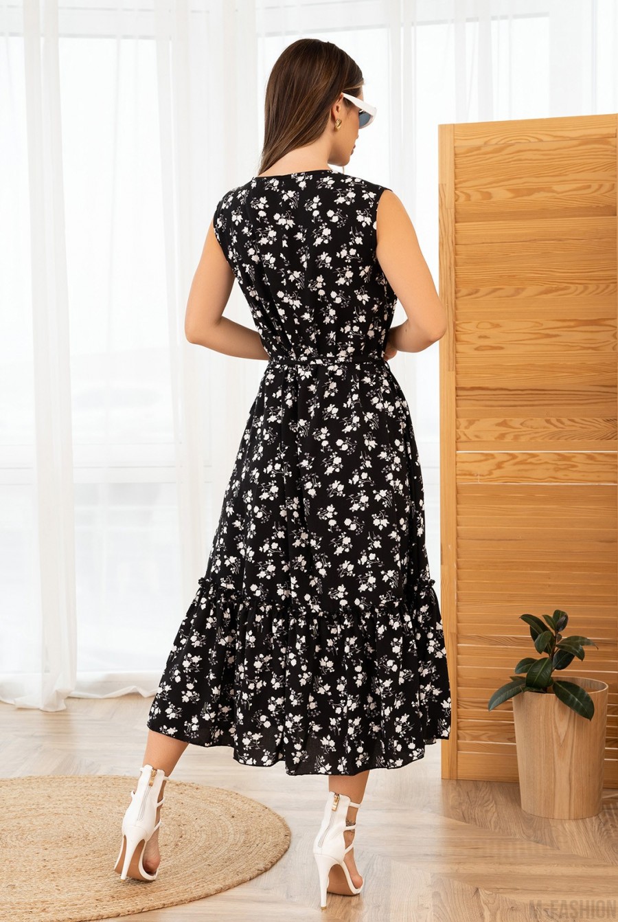 Черное платье без рукавов с цветочным принтом - Фото 3