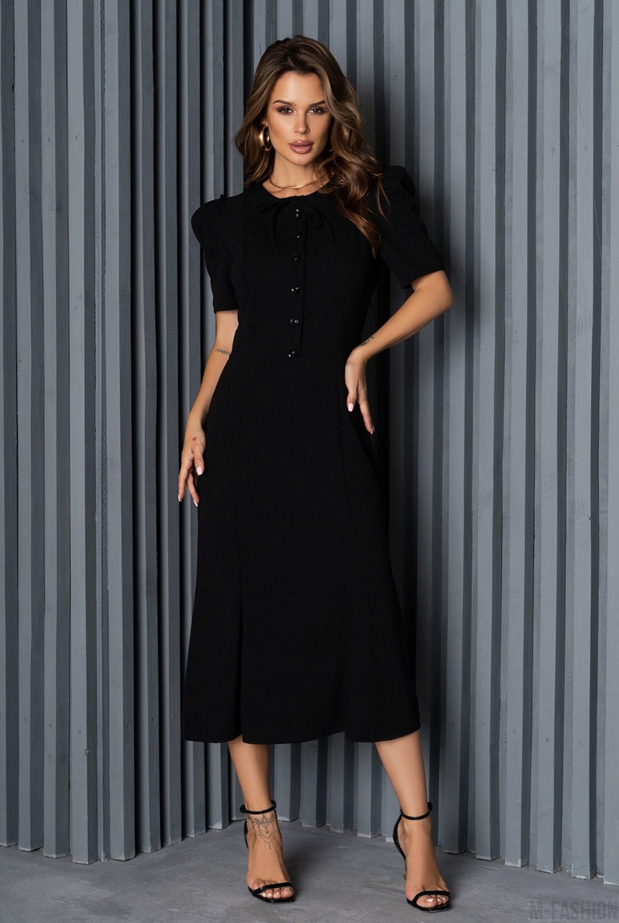 Черное платье на пуговицах со сборками на рукавах  - Фото 1