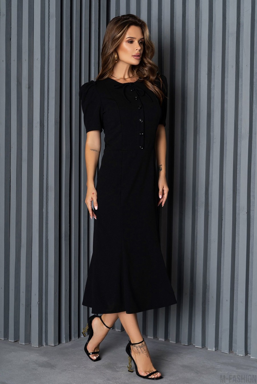 Черное платье на пуговицах со сборками на рукавах - Фото 2