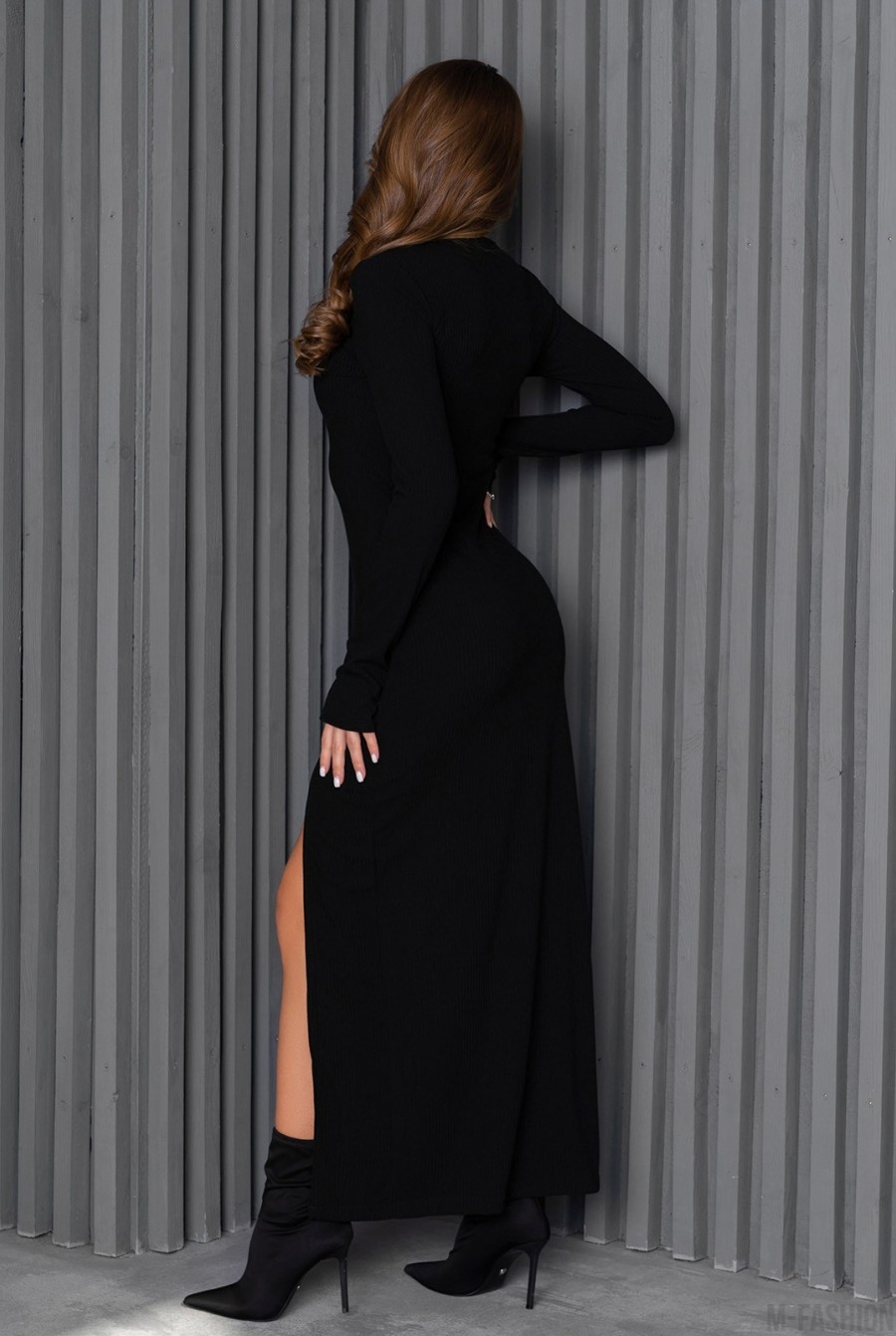 Черное трикотажное платье с вырезом - Фото 3