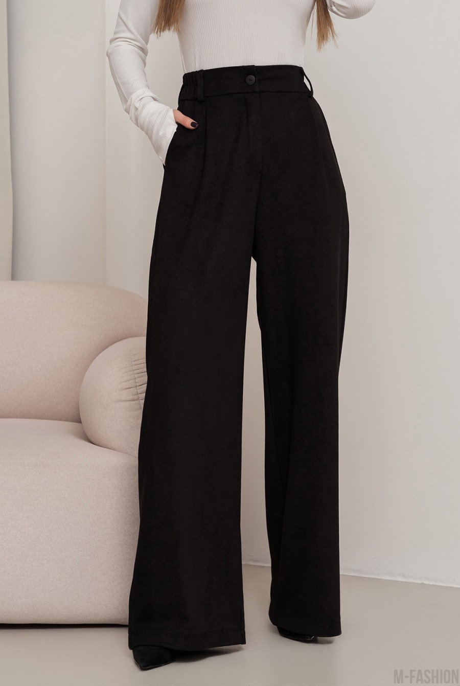 Черные широкие брюки палаццо из эко-замши  - Фото 1