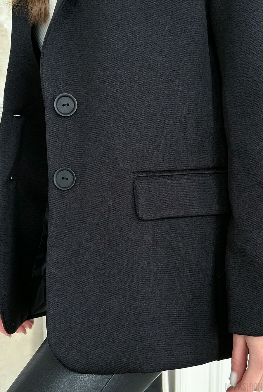 Черный классический пиджак с карманами - Фото 4