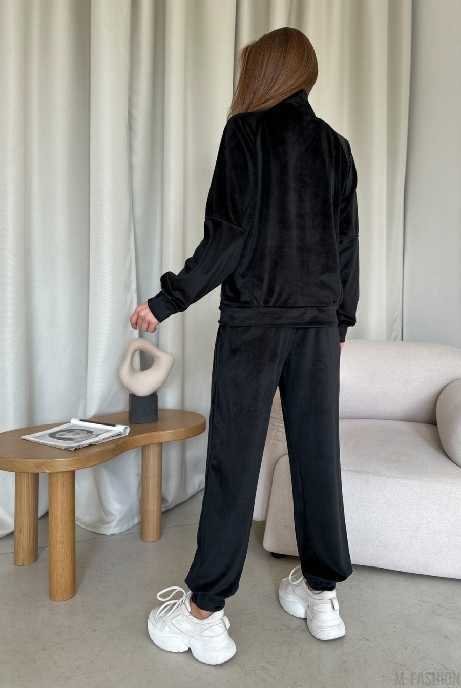 Черный велюровый костюм с клапаном на молнии - Фото 3