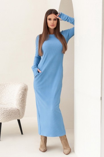 Голубое длинное платье в рубчик