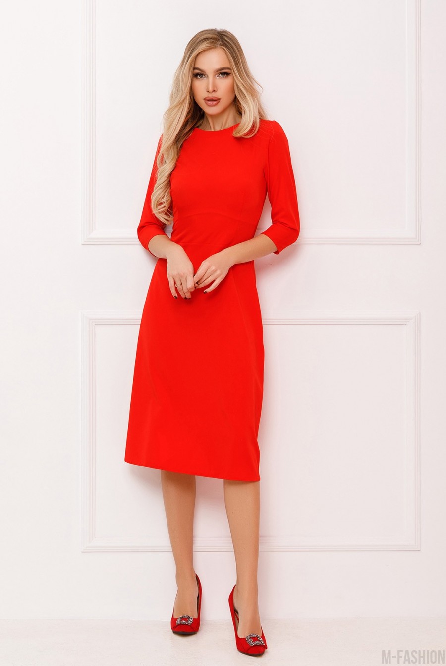 Классическое платье красного цвета  - Фото 1