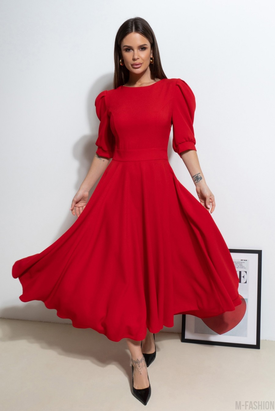 Красное платье с декоративной спинкой  - Фото 1