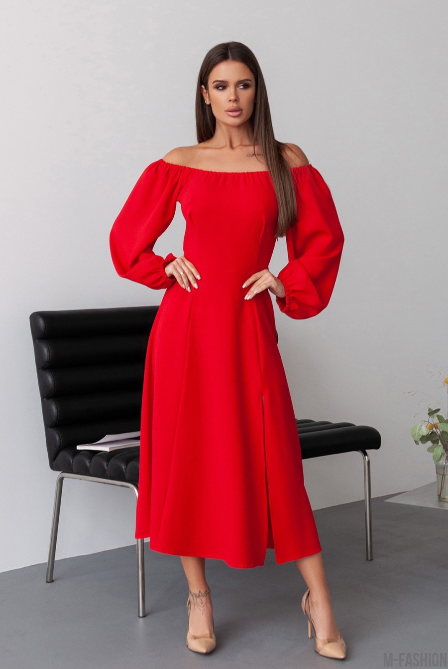 Красное ретро платье с разрезом  - Фото 1