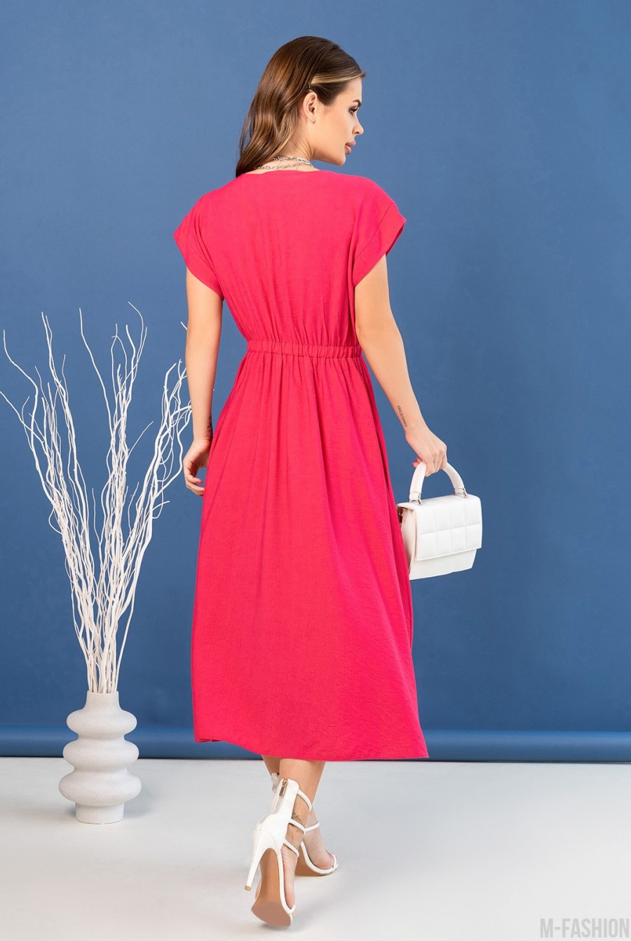 Малиновое льняное платье с декольте - Фото 3