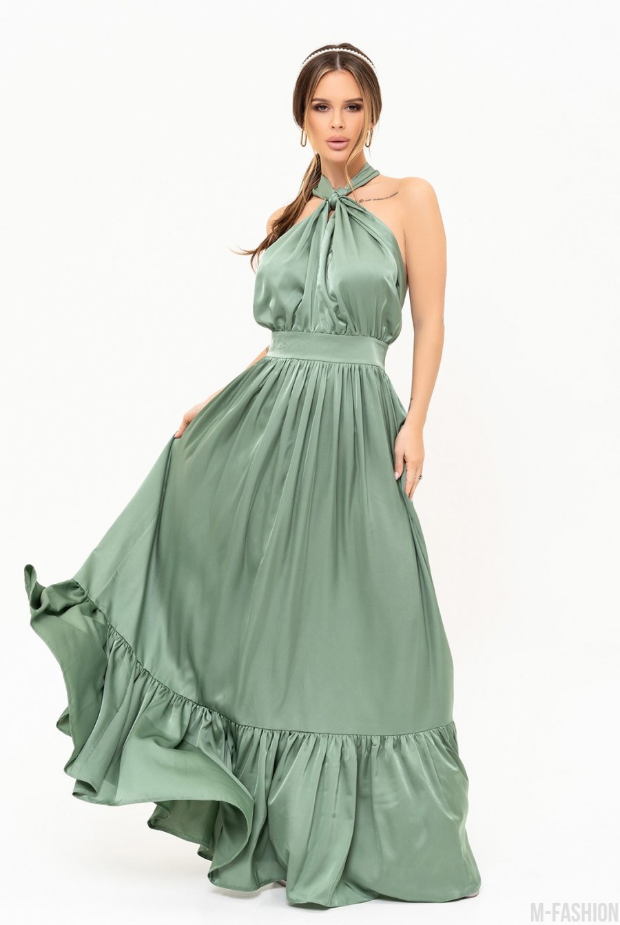 Оливковое шелковое длинное платье с открытой спиной  - Фото 1