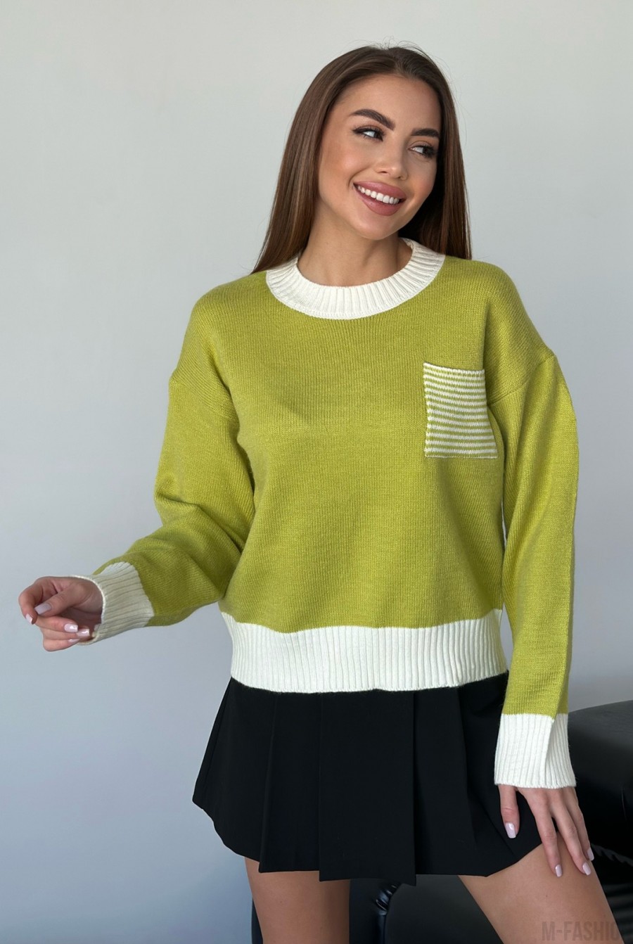 Оливковый ангоровый свитер с карманом  - Фото 1