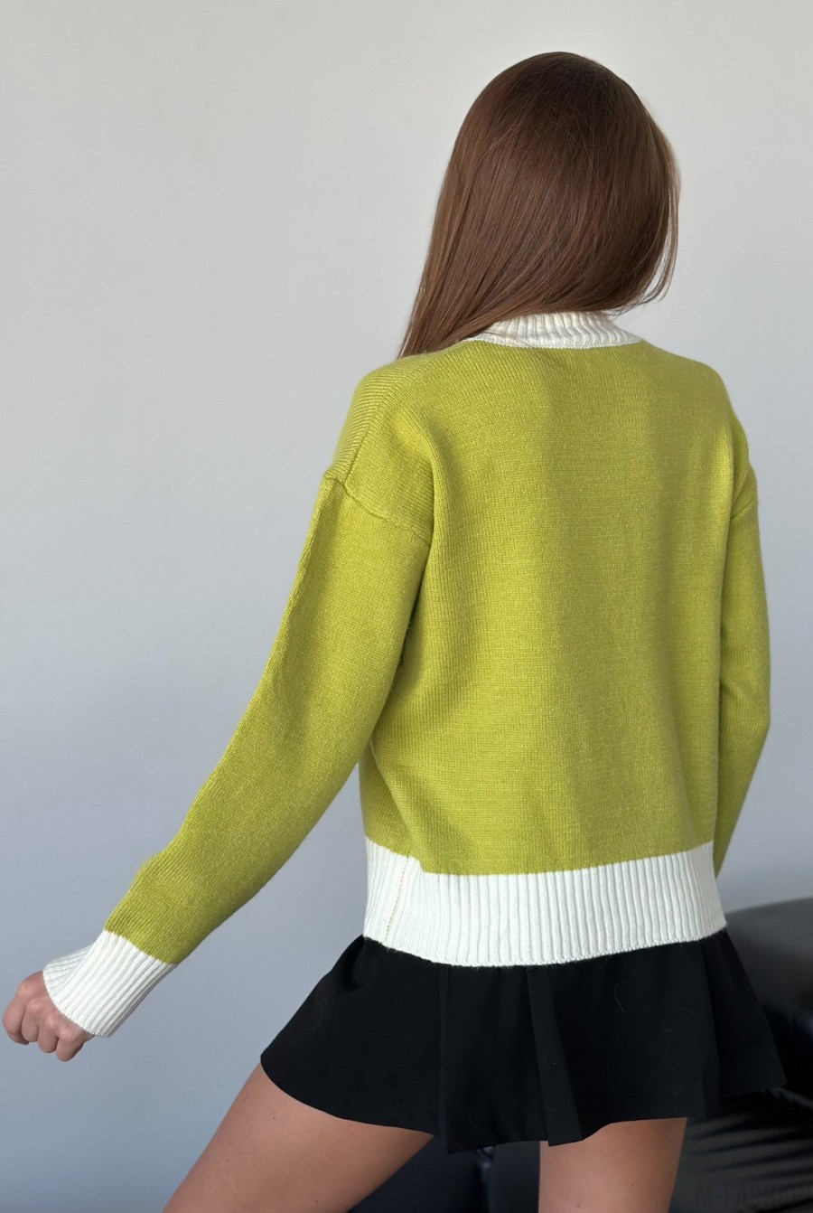 Оливковый ангоровый свитер с карманом - Фото 3