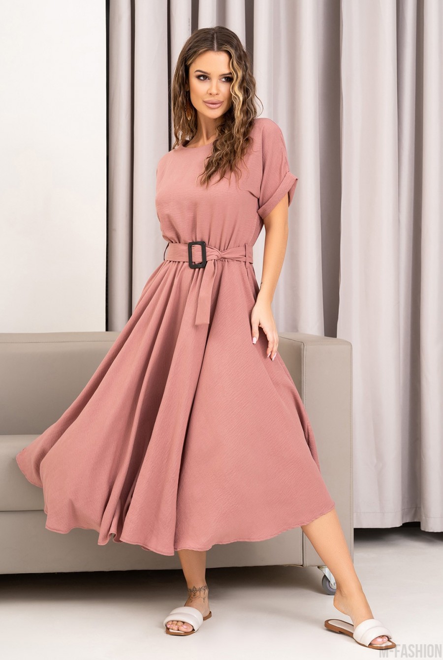 Розовое платье с расклешенной юбкой  - Фото 1