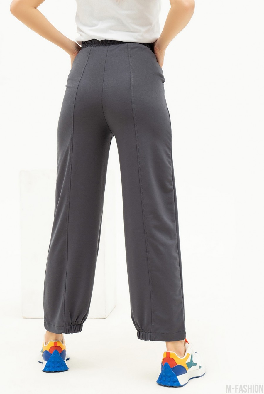 Серые свободные брюки со сборками на манжетах - Фото 3
