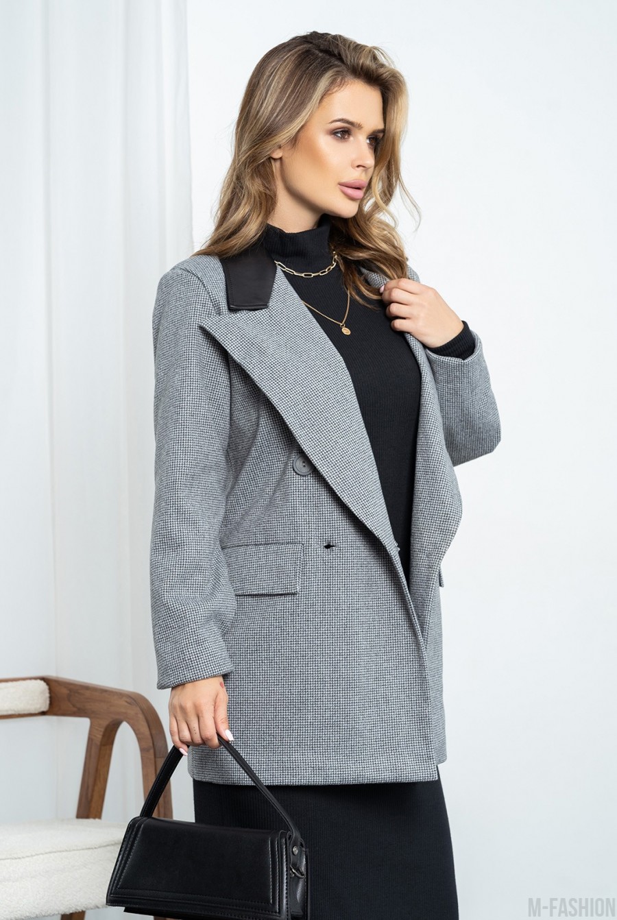 Серый двубортный пиджак-кейп с вставкой - Фото 2