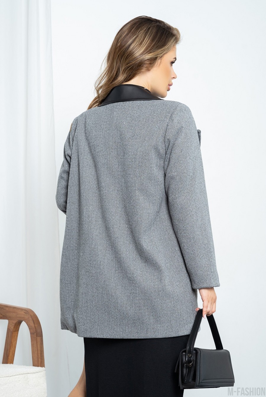 Серый двубортный пиджак-кейп с вставкой - Фото 3